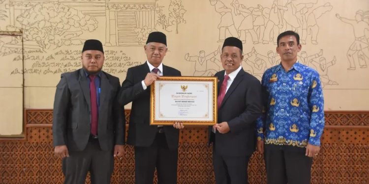 Wakil Bupati Bener Meriah, Ir. H. Armia menerima piagam penghargaan Sebagai daerah tercepat penuntasan pengesahan badan hukum tercepat pertama se-aceh di kantor Gubernur Aceh, Jum'at (18/7/2025), foto : Prokopim BM
