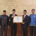 Wakil Bupati Bener Meriah, Ir. H. Armia menerima piagam penghargaan Sebagai daerah tercepat penuntasan pengesahan badan hukum tercepat pertama se-aceh di kantor Gubernur Aceh, Jum'at (18/7/2025), foto : Prokopim BM