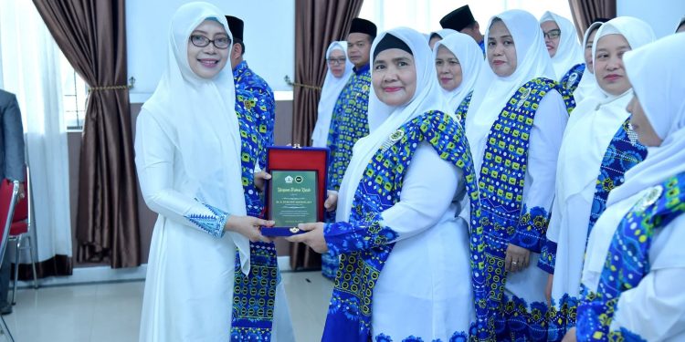 Pelantikan Hj. Dr. Puspitawati, M.Si sebagai ketua BKMT Kabupaten Bener Meriah di Aula Setdakab, Sabtu (26/7/2025). Foto : Ist