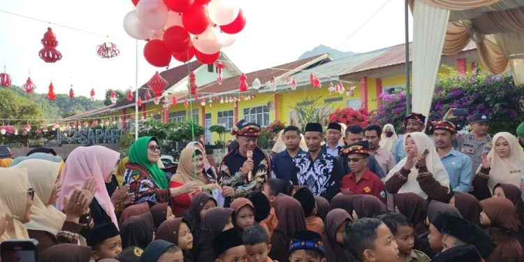 Wabup Bener Meriah Ir. H. Armia hadiri kegiatan Adat di SDN 1 Panteraya, Sabtu (26/7/2025). Foto : Ist