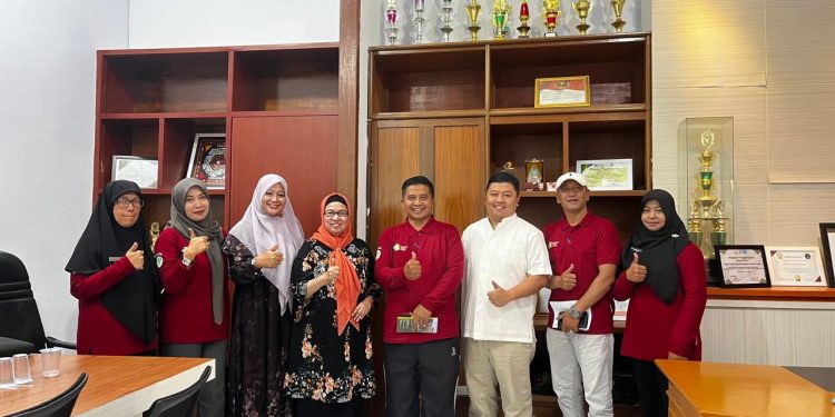 Pj. Kepala Dinas Kesehatan Aceh Tengah Winarno, S. Kep. M.Kes bersama Koordinator PSDIK FK USK Prof. Dr. dr. Herlina Dimiati, Sp.A. Foto : Ist