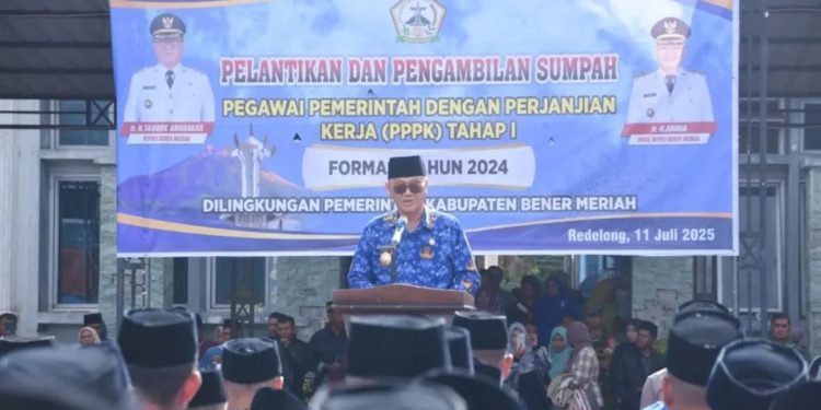 Bupati Bener Meriah melantik dan mengambil sumpah 1.484 orang Pegawai Pemerintah dengan Perjanjian Kerja (PPPK) Tahap 1 Formasi Tahun 2024,  di lapangan Setdakab Bener Meriah, Jumat (11-07-2025). Foto : Ist