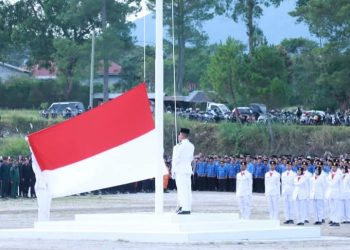 Proses pengibaran Bendera merah putih dalam HUT RI ke 80 oleh anggota Paskibraka Kabupaten Bener Meriah di lapangan Sengeda. Minggu, (18/8/2025). Foto : Ist