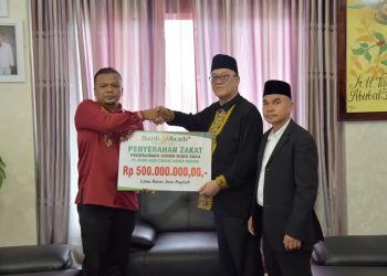 Penyerahan secara simbolis zakat PT. Bank Aceh oleh Pimpinan Bank Aceh Cabang Bener  Meriah Andi Sahputra kepada Bupati Ir.Tagore Abubakar di Ruang Kerja, Kamis (25/9/2025)
 Foto : Ist