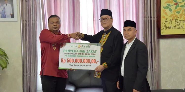 Penyerahan secara simbolis zakat PT. Bank Aceh oleh Pimpinan Bank Aceh Cabang Bener  Meriah Andi Sahputra kepada Bupati Ir.Tagore Abubakar di Ruang Kerja, Kamis (25/9/2025)
 Foto : Ist