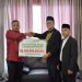 Penyerahan secara simbolis zakat PT. Bank Aceh oleh Pimpinan Bank Aceh Cabang Bener  Meriah Andi Sahputra kepada Bupati Ir.Tagore Abubakar di Ruang Kerja, Kamis (25/9/2025)
 Foto : Ist