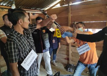 Proses rekonstruksi kasus tindak pidana penganiayaan berat yang menyebabkan kematian, bertempat di Dusun Uyem Tungel, Kampung Bintang Berangun, Kecamatan Pintu Rime Gayo, Rabu (10/9/2025). Foto : Humas Polres Bener Meriah