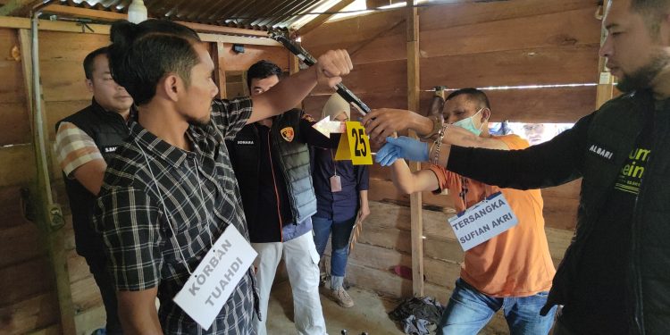 Proses rekonstruksi kasus tindak pidana penganiayaan berat yang menyebabkan kematian, bertempat di Dusun Uyem Tungel, Kampung Bintang Berangun, Kecamatan Pintu Rime Gayo, Rabu (10/9/2025). Foto : Humas Polres Bener Meriah