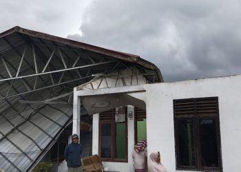 Kondisi rumah warga mengalami kerusakan  akibat angin kencang di Kampung Wih Tenang Uken, Kec Permata, Bener Meriah, Sabtu (25/10/2025). Foto : Humas Polres BM