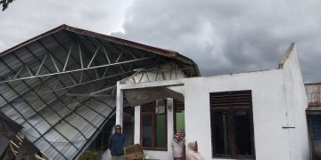 Kondisi rumah warga mengalami kerusakan  akibat angin kencang di Kampung Wih Tenang Uken, Kec Permata, Bener Meriah, Sabtu (25/10/2025). Foto : Humas Polres BM