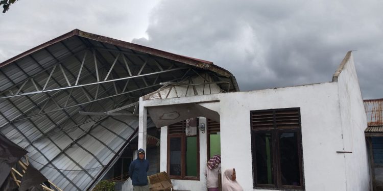 Kondisi rumah warga mengalami kerusakan  akibat angin kencang di Kampung Wih Tenang Uken, Kec Permata, Bener Meriah, Sabtu (25/10/2025). Foto : Humas Polres BM