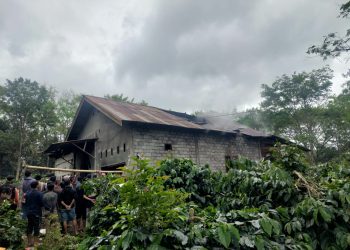 Satu unit rumah terbakar di Kampung Bintang Musara, Kecamatan. Bener Kelipah, Kabupaten. Bener Meriah. Sabtu  (25/10/2025).      Foto : Humas Polres BM
