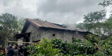 Satu unit rumah terbakar di Kampung Bintang Musara, Kecamatan. Bener Kelipah, Kabupaten. Bener Meriah. Sabtu  (25/10/2025).      Foto : Humas Polres BM