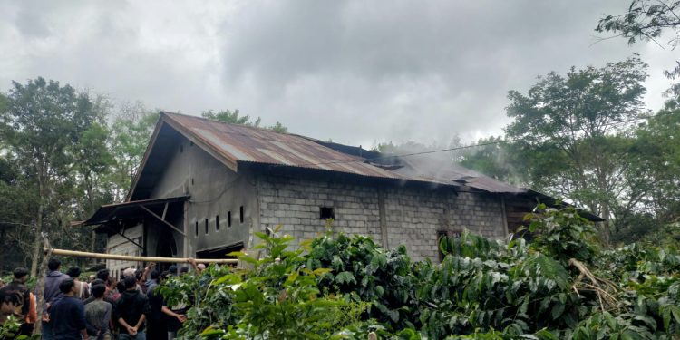 Satu unit rumah terbakar di Kampung Bintang Musara, Kecamatan. Bener Kelipah, Kabupaten. Bener Meriah. Sabtu  (25/10/2025).      Foto : Humas Polres BM