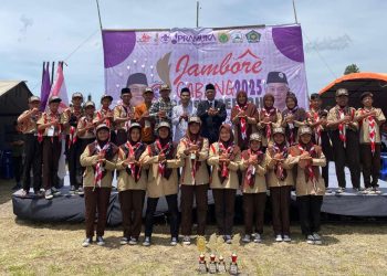 Anggota Pramuka Pesantren Semayoen Nusantara bersama Wakil Bupati Bener Meriah Ir. Armia. Doc : Ist