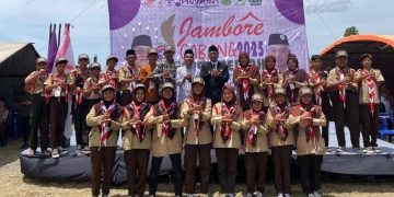 Anggota Pramuka Pesantren Semayoen Nusantara bersama Wakil Bupati Bener Meriah Ir. Armia. Doc : Ist