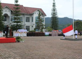 Proses upacara memperingati Hari Santri Nasional tahun 2025 di lapangan setdakab kabupaten bener meriah, Rabu (22/10/2025). Foto : Ist