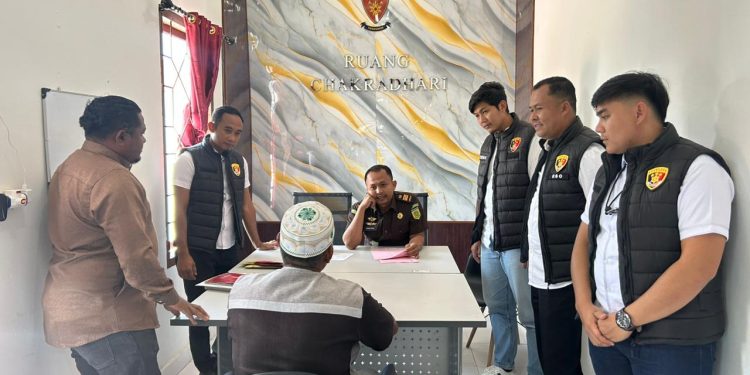 Proses pelimpahan tersangka dan barang bukti oleh Polres Bener Meriah Polda Aceh ke Kejaksaan Negeri Bener Meriah, Selasa (7/10/2025) Doc : Humas Polres Bener Meriah