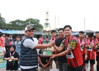 Penyerahan Trofi juara futsal outdoor PDRG Cup II Cempege x Barupi Mercon oleh Sekretaris Daerah Kabupaten Bener Meriah Riswandika Putra, minggu (12/10/2025), Foto : Ist