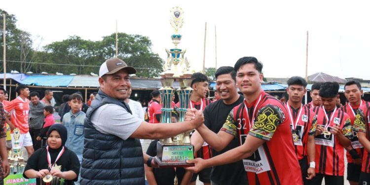 Penyerahan Trofi juara futsal outdoor PDRG Cup II Cempege x Barupi Mercon oleh Sekretaris Daerah Kabupaten Bener Meriah Riswandika Putra, minggu (12/10/2025), Foto : Ist