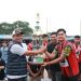 Penyerahan Trofi juara futsal outdoor PDRG Cup II Cempege x Barupi Mercon oleh Sekretaris Daerah Kabupaten Bener Meriah Riswandika Putra, minggu (12/10/2025), Foto : Ist