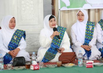 Ketua Badan Kontak Majelis Taklim (BKMT) Kabupaten Bener Meriah, Dr. Hj. Puspitawati, M.Si, dalam kegiatan pengajian rutin BKMT, Senin (13/10/2025). Doc: Ist