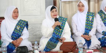 Ketua Badan Kontak Majelis Taklim (BKMT) Kabupaten Bener Meriah, Dr. Hj. Puspitawati, M.Si, dalam kegiatan pengajian rutin BKMT, Senin (13/10/2025). Doc: Ist