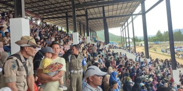 Ribuan penonton pacuan kuda memadati tribun stadion buntul nege  di kabupaten gayo lues, sabtu (25/10/2025) foto : Ist