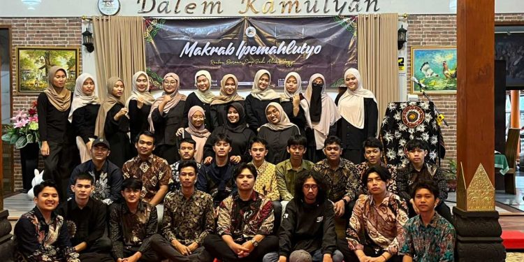 Anggota Ikatan Pemuda Mahasiswa Lut Tawar Yogyakarta (IPEMAHLUTYO) dalam acara silaturahmi dan penyambutan mahasiswa baru di Villa Dalem Kamulyan, Kabupaten Sleman Yogyakarta, Minggu (26/10/2025) Foto : Humas Ipemahlutyo