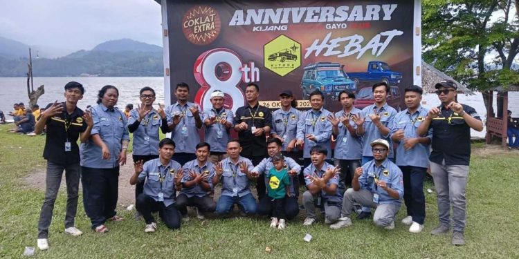 Pengurus Komunitas KITOGA merayakan hari jadi ke-8 di Horras Home Stay Takengon, minggu (26/10/2025). Foto : Kitoga