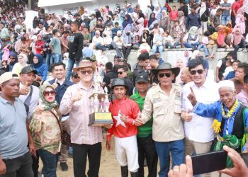Penerimaan piala pacuan kuda tradisional Gayo Lues dalam rangka Hut RI ke-80 oleh Bupati Bener Meriah Ir.H.Tagore Abubakar di stadion pacuan kuda buntul nege gayo lues, minggu (26/10/2025), foto: Ist