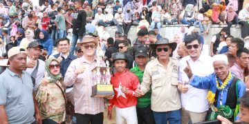 Penerimaan piala pacuan kuda tradisional Gayo Lues dalam rangka Hut RI ke-80 oleh Bupati Bener Meriah Ir.H.Tagore Abubakar di stadion pacuan kuda buntul nege gayo lues, minggu (26/10/2025), foto: Ist