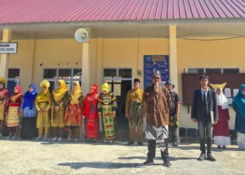 Keluarga Besar SMAN 2 Pintu Rime Gayo mengenakan pakaian adat nusantara dalam  upacara memperingati hari Sumpah Pemuda ke-97, selasa (28/10/2025), Foto : Humas SMAN 2 Pintu Rime Gayo