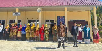 Keluarga Besar SMAN 2 Pintu Rime Gayo mengenakan pakaian adat nusantara dalam  upacara memperingati hari Sumpah Pemuda ke-97, selasa (28/10/2025), Foto : Humas SMAN 2 Pintu Rime Gayo