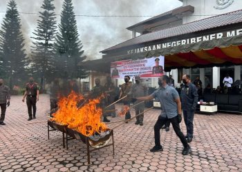 Pemusnahan Barang Bukti Yang Telah Memiliki Kekuatan Hukum Tetap (INCRACHT) di halaman Kejaksaan Negeri Bener Meriah, Kamis (13/11/2025). Foto : Ist