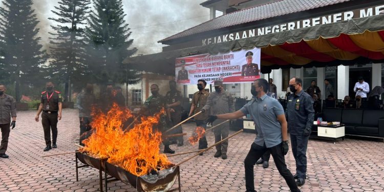Pemusnahan Barang Bukti Yang Telah Memiliki Kekuatan Hukum Tetap (INCRACHT) di halaman Kejaksaan Negeri Bener Meriah, Kamis (13/11/2025). Foto : Ist