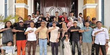 Sekda Riswandika Putra, melepas Kontingen Olahraga Arung Jeram Bener Meriah menuju Pra-Pora - IV ke Aceh Selatan di pendopo Bupati Bener Meriah, sabtu (8/11/2025). Foto : Prokopim BM