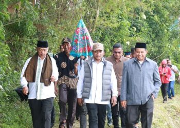 Wabup Ir.H Armia, Anggota DPR RI komisi V H.Ruslan M Daud, S.E,M.A.P, Anggota DPRK Bener Meriah beserta rombongan  meninjau Irigasi di Delung tue, kec.bukit, Jum'at, (14/11/2025). Foto : Prokopim BM
