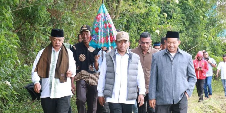 Wabup Ir.H Armia, Anggota DPR RI komisi V H.Ruslan M Daud, S.E,M.A.P, Anggota DPRK Bener Meriah beserta rombongan meninjau Irigasi di Delung tue, kec.bukit, Jum'at, (14/11/2025). Foto : Prokopim BM