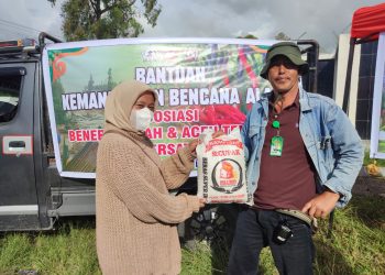 Penyerahan bantuan kepada masyarakat oleh Asosiasi Pedagang Sayur Bener Meriah-Aceh Tengah, Minggu (28/12/2025). Foto : Ist