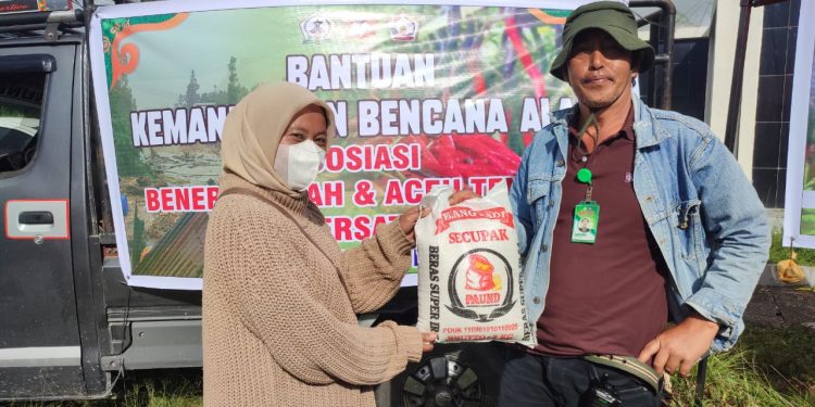 Penyerahan bantuan kepada masyarakat oleh Asosiasi Pedagang Sayur Bener Meriah-Aceh Tengah, Minggu (28/12/2025). Foto : Ist