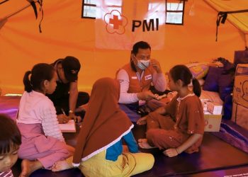 Relawan PMI saat memeriksa kesehatan masyarakat dipengungsian, sabtu (27/12/2025). Foto: Doc PMI BM
