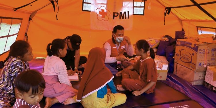 Relawan PMI saat memeriksa kesehatan masyarakat dipengungsian, sabtu (27/12/2025). Foto: Doc PMI BM