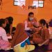 Relawan PMI saat memeriksa kesehatan masyarakat dipengungsian, sabtu (27/12/2025). Foto: Doc PMI BM