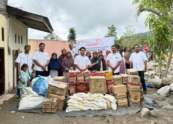 Organisasi sayap pemuda Partai Gerindra, Tunas Indonesia Raya (TIDAR) saat menyerahkan bantuan kepada masyarakat korban bencana, Selasa (30/12/2025). Foto : Doc TIDAR