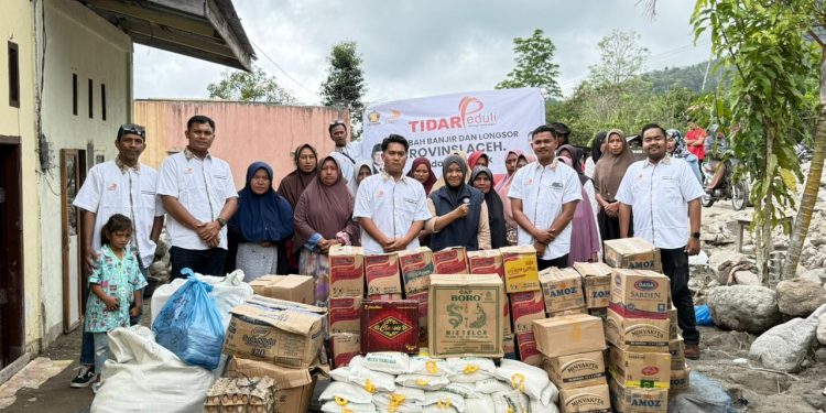 Organisasi sayap pemuda Partai Gerindra, Tunas Indonesia Raya (TIDAR) saat menyerahkan bantuan kepada masyarakat korban bencana, Selasa (30/12/2025). Foto : Doc TIDAR