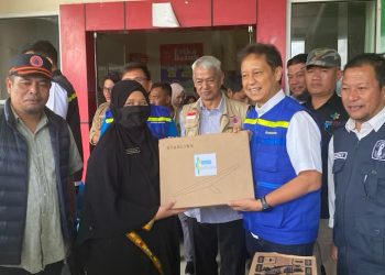 Penyerahan bantuan oleh Menkes RI Budi Gunadi Sadikin di Puskesmas Simpang Tiga Kec.Bukit. Jumat (19/12/2025). Foto : Dok Puskesmas Simpang Tiga