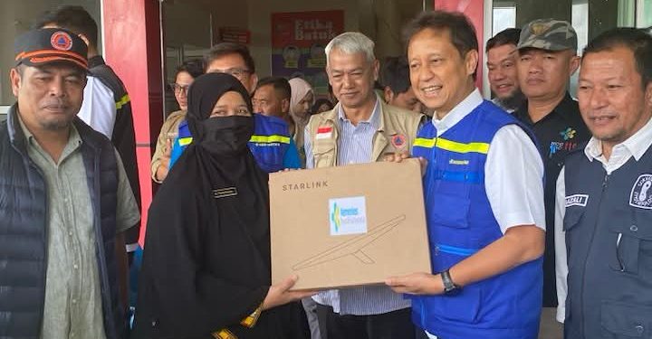 Penyerahan bantuan oleh Menkes RI Budi Gunadi Sadikin di Puskesmas Simpang Tiga Kec.Bukit. Jumat (19/12/2025). Foto : Dok Puskesmas Simpang Tiga