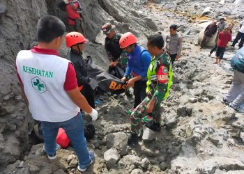 Proses Evakuasi Korban jatuh ke bekas longsor  Jalur dua karang Rejo kec.Bukit. Jum'at (26/12/2025). Foto: Ist