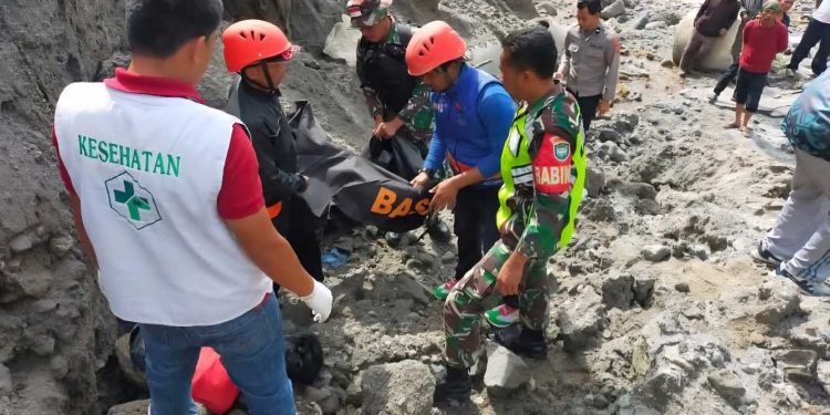 Proses Evakuasi Korban jatuh ke bekas longsor  Jalur dua karang Rejo kec.Bukit. Jum'at (26/12/2025). Foto: Ist